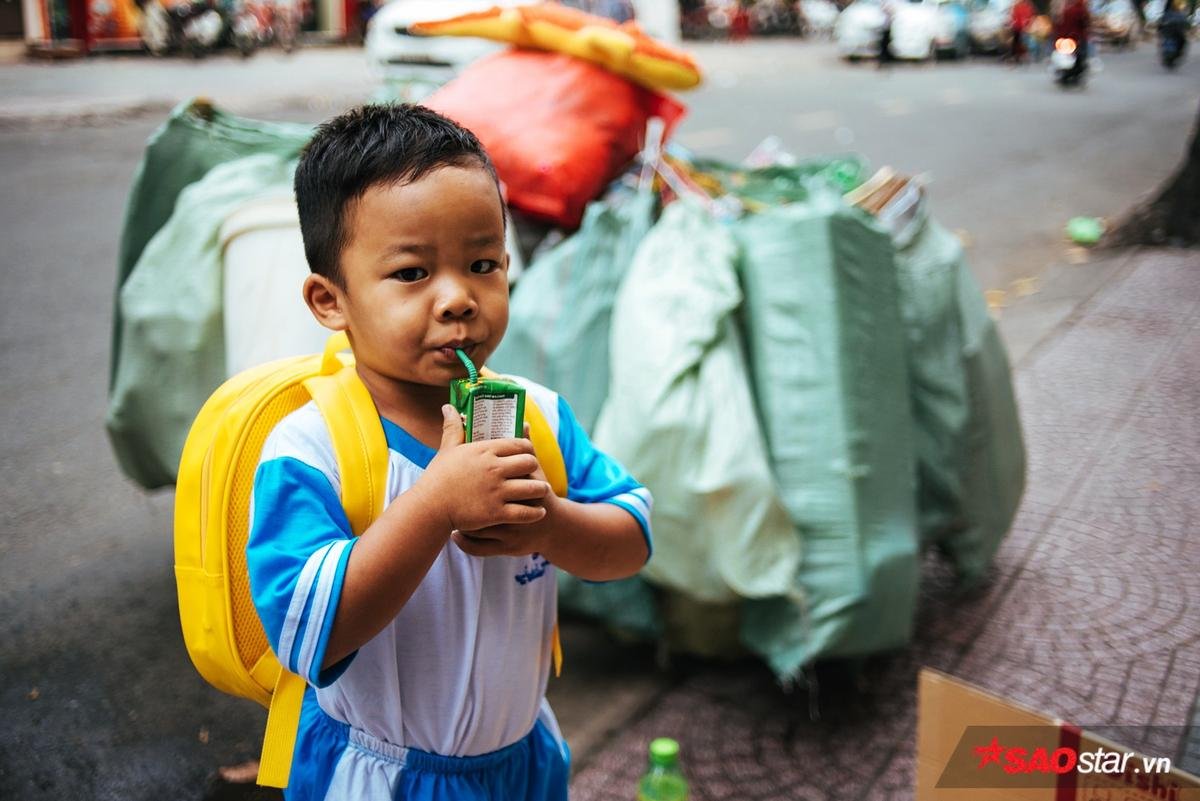 'Cậu bé hôn mẹ trên chiếc xe chở đầy ve chai' gây bão mạng: Thằng Thịnh không nhà, hàng đêm theo mẹ ngủ lề đường nhưng vẫn nuôi giấc mơ con chữ Ảnh 9