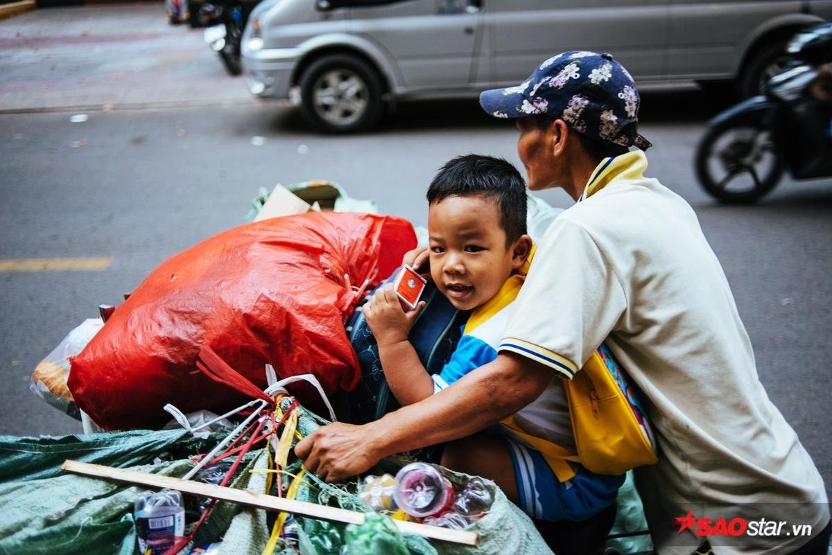 'Cậu bé hôn mẹ trên chiếc xe chở đầy ve chai' gây bão mạng: Thằng Thịnh không nhà, hàng đêm theo mẹ ngủ lề đường nhưng vẫn nuôi giấc mơ con chữ Ảnh 10