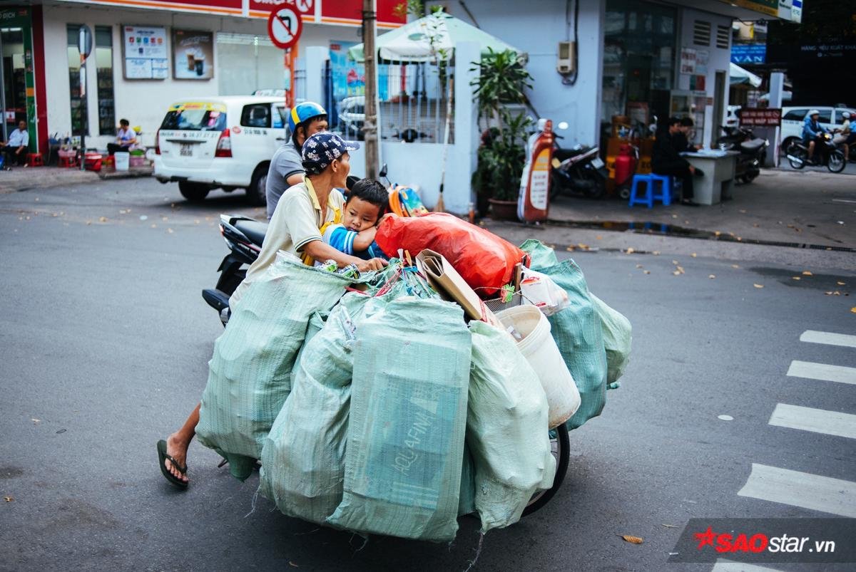 'Cậu bé hôn mẹ trên chiếc xe chở đầy ve chai' gây bão mạng: Thằng Thịnh không nhà, hàng đêm theo mẹ ngủ lề đường nhưng vẫn nuôi giấc mơ con chữ Ảnh 11