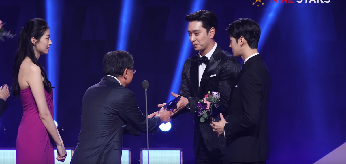 Tân Hoa hậu hở bạo trao hoa cho Cha Eun Woo nhưng mắt luôn nhìn Hwang Chan Sung ở 'Korea Drama Awards 2018' Ảnh 23