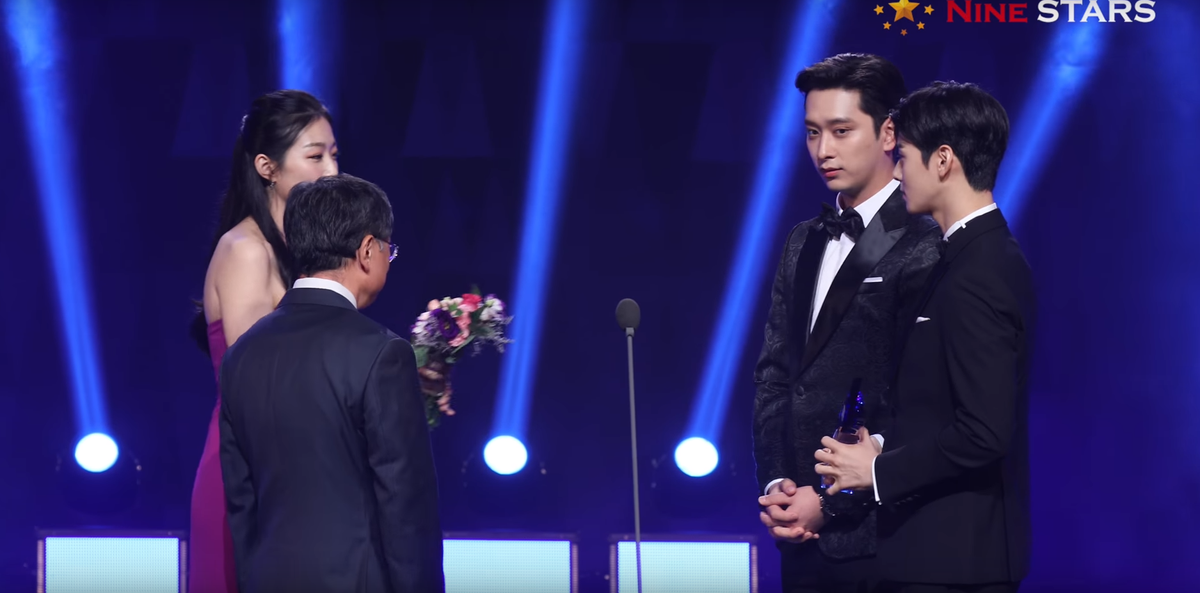 Tân Hoa hậu hở bạo trao hoa cho Cha Eun Woo nhưng mắt luôn nhìn Hwang Chan Sung ở 'Korea Drama Awards 2018' Ảnh 24