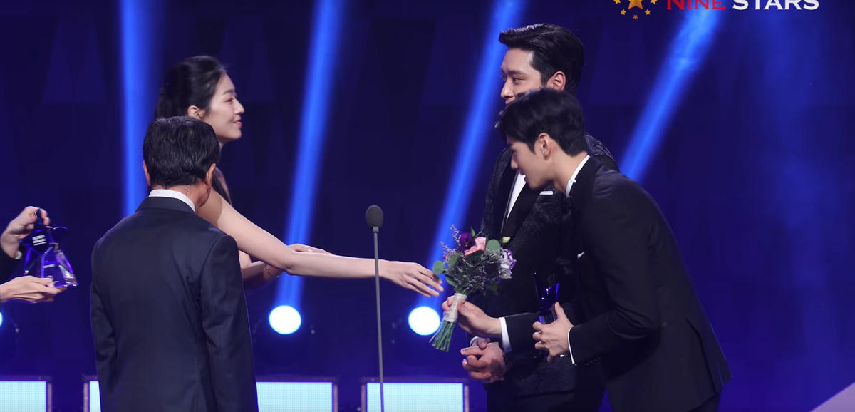 Tân Hoa hậu hở bạo trao hoa cho Cha Eun Woo nhưng mắt luôn nhìn Hwang Chan Sung ở 'Korea Drama Awards 2018' Ảnh 26