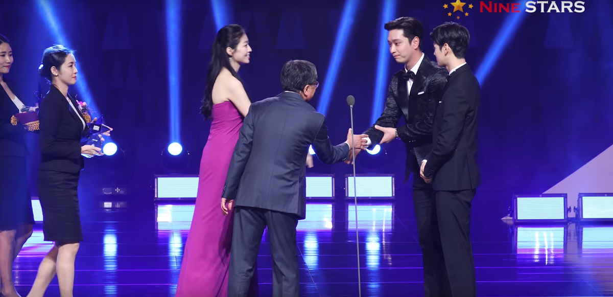 Tân Hoa hậu hở bạo trao hoa cho Cha Eun Woo nhưng mắt luôn nhìn Hwang Chan Sung ở 'Korea Drama Awards 2018' Ảnh 20