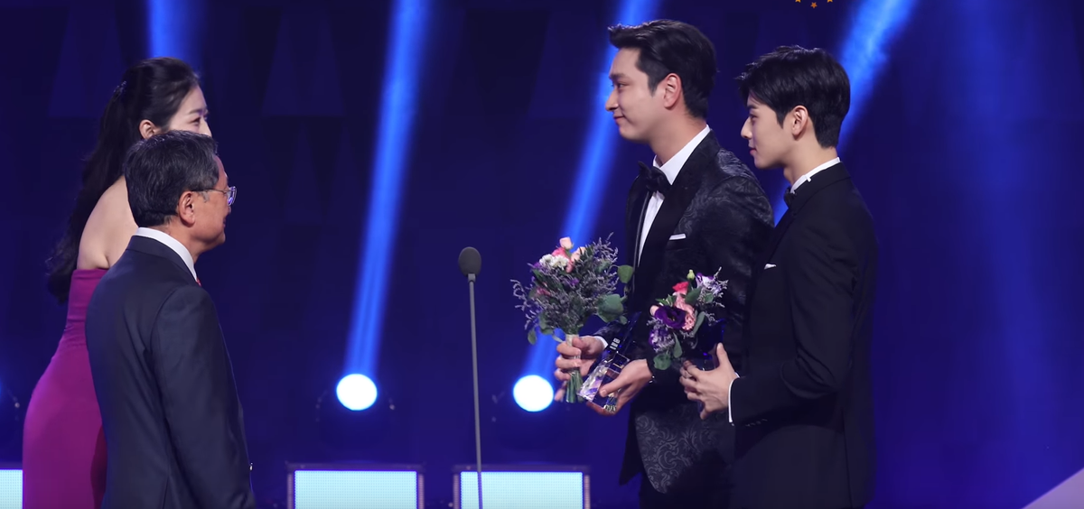 Tân Hoa hậu hở bạo trao hoa cho Cha Eun Woo nhưng mắt luôn nhìn Hwang Chan Sung ở 'Korea Drama Awards 2018' Ảnh 28