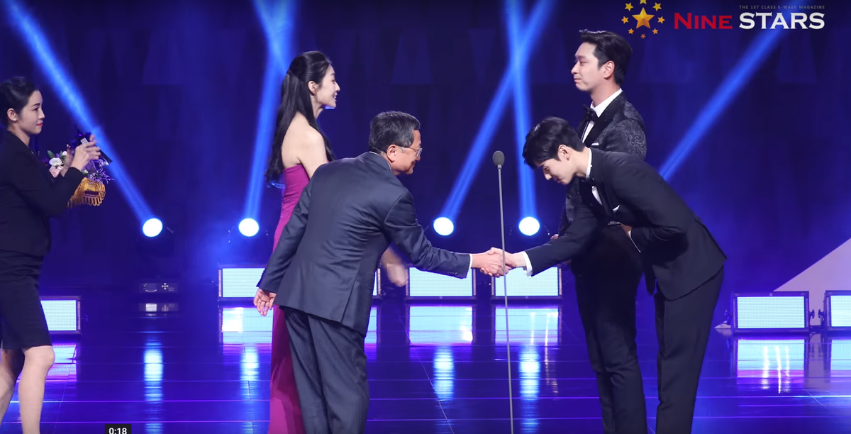 Tân Hoa hậu hở bạo trao hoa cho Cha Eun Woo nhưng mắt luôn nhìn Hwang Chan Sung ở 'Korea Drama Awards 2018' Ảnh 19