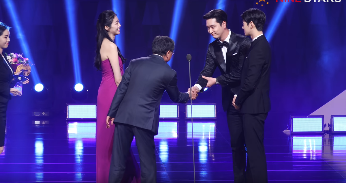 Tân Hoa hậu hở bạo trao hoa cho Cha Eun Woo nhưng mắt luôn nhìn Hwang Chan Sung ở 'Korea Drama Awards 2018' Ảnh 22