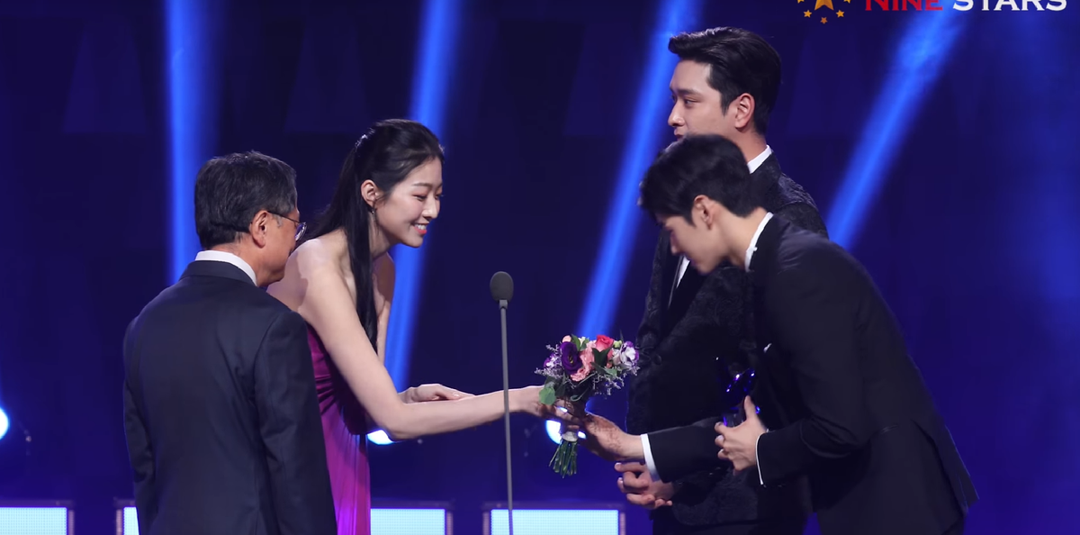 Tân Hoa hậu hở bạo trao hoa cho Cha Eun Woo nhưng mắt luôn nhìn Hwang Chan Sung ở 'Korea Drama Awards 2018' Ảnh 25