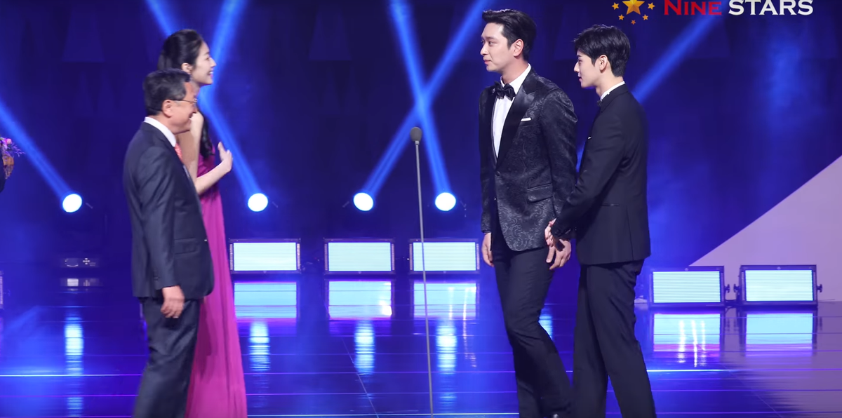 Tân Hoa hậu hở bạo trao hoa cho Cha Eun Woo nhưng mắt luôn nhìn Hwang Chan Sung ở 'Korea Drama Awards 2018' Ảnh 18