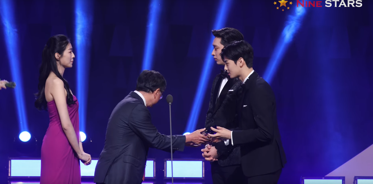 Tân Hoa hậu hở bạo trao hoa cho Cha Eun Woo nhưng mắt luôn nhìn Hwang Chan Sung ở 'Korea Drama Awards 2018' Ảnh 21