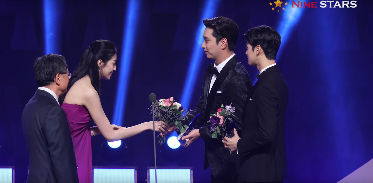 Tân Hoa hậu hở bạo trao hoa cho Cha Eun Woo nhưng mắt luôn nhìn Hwang Chan Sung ở 'Korea Drama Awards 2018' Ảnh 27