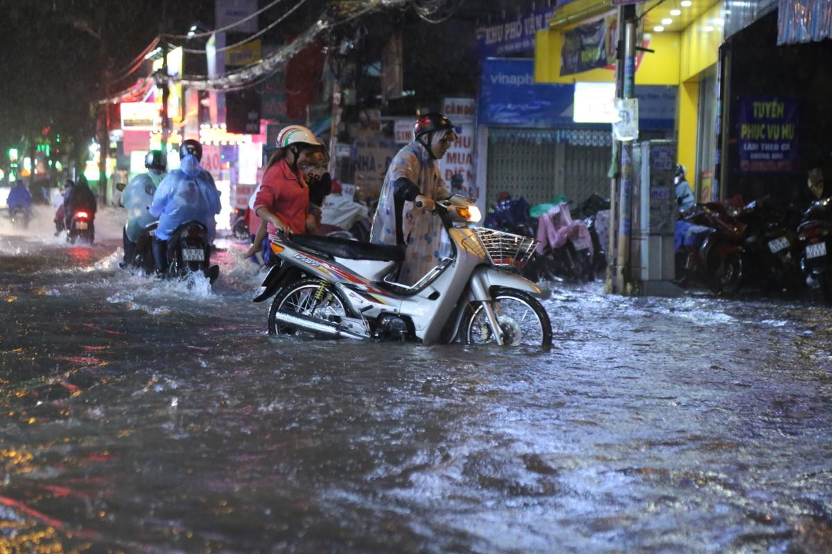 Đường phố Sài Gòn chìm trong biển nước sau mưa lớn kéo dài hơn 3 tiếng đồng hồ Ảnh 1