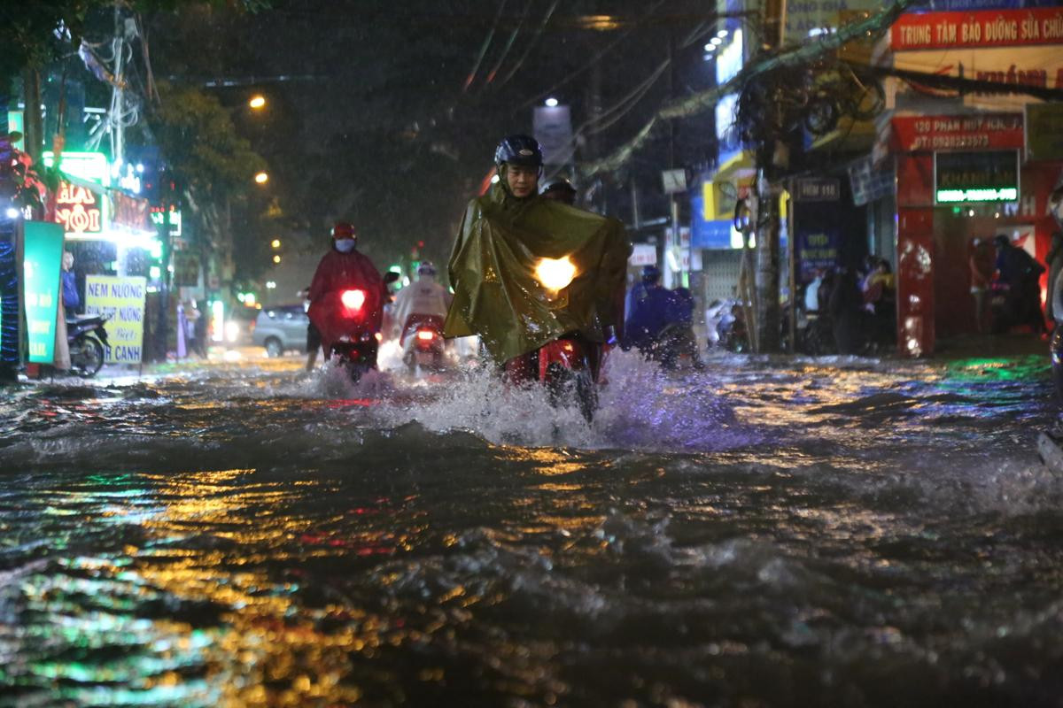 Đường phố Sài Gòn chìm trong biển nước sau mưa lớn kéo dài hơn 3 tiếng đồng hồ Ảnh 2