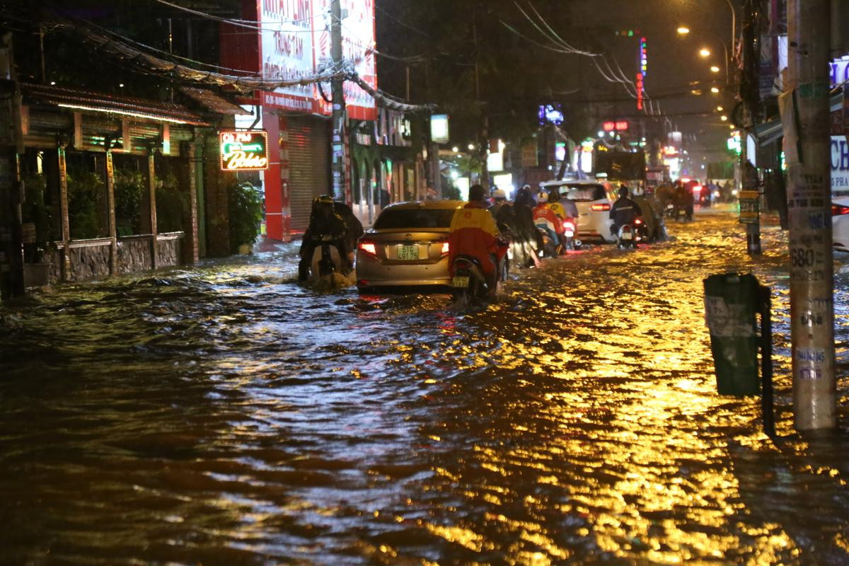 Đường phố Sài Gòn chìm trong biển nước sau mưa lớn kéo dài hơn 3 tiếng đồng hồ Ảnh 3