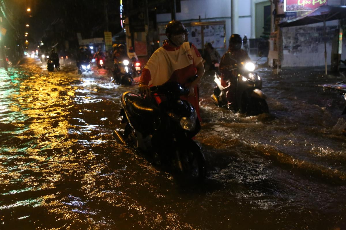 Đường phố Sài Gòn chìm trong biển nước sau mưa lớn kéo dài hơn 3 tiếng đồng hồ Ảnh 4