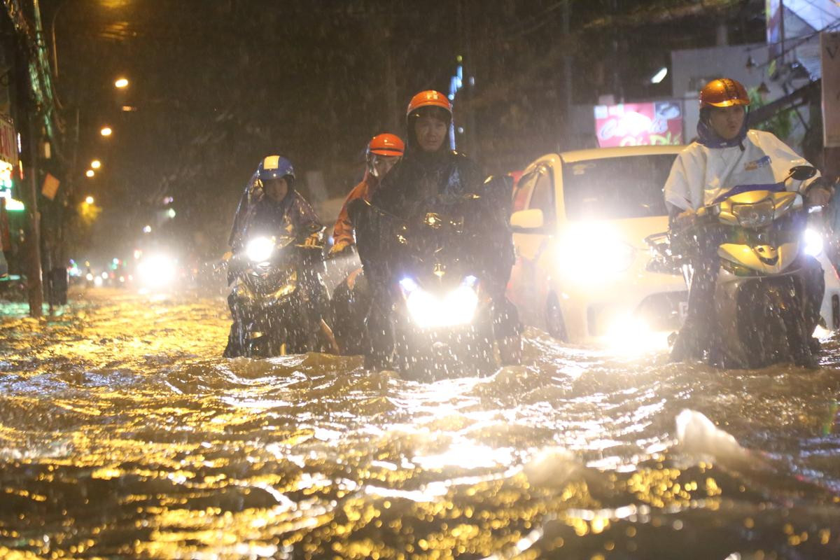 Đường phố Sài Gòn chìm trong biển nước sau mưa lớn kéo dài hơn 3 tiếng đồng hồ Ảnh 8