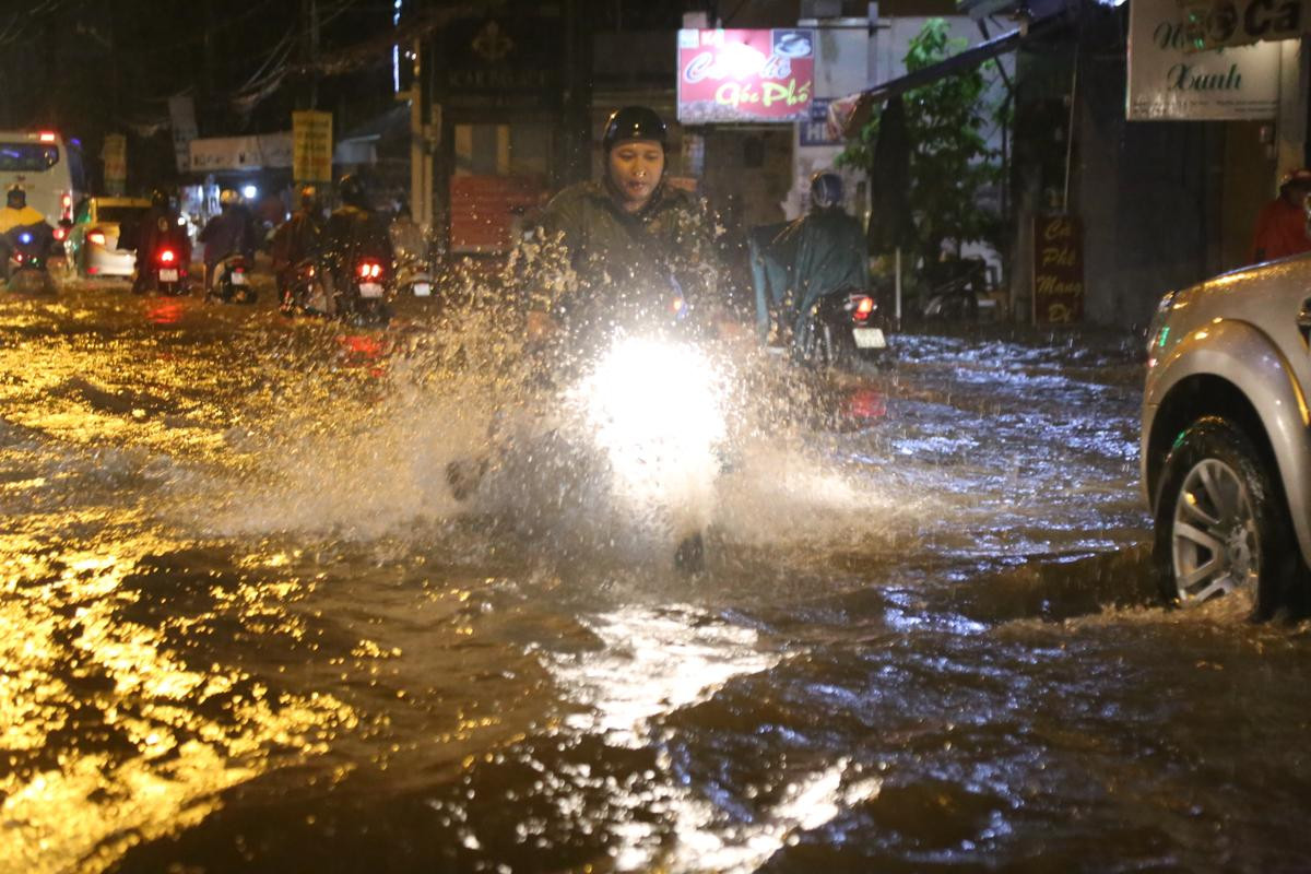 Đường phố Sài Gòn chìm trong biển nước sau mưa lớn kéo dài hơn 3 tiếng đồng hồ Ảnh 15