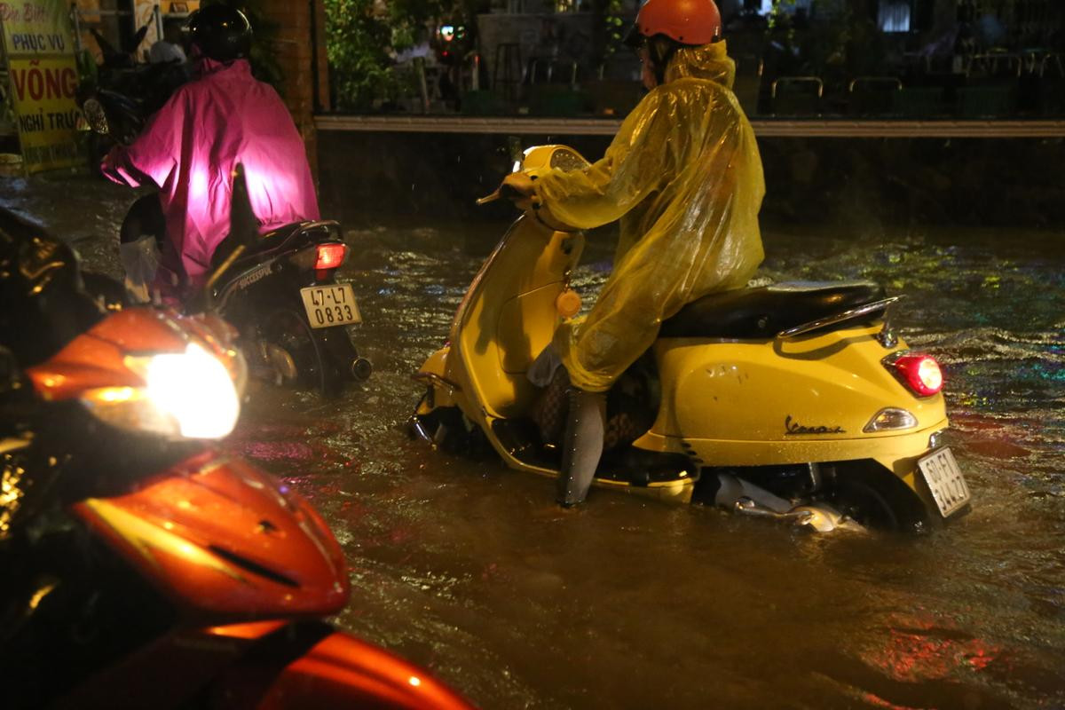 Đường phố Sài Gòn chìm trong biển nước sau mưa lớn kéo dài hơn 3 tiếng đồng hồ Ảnh 10