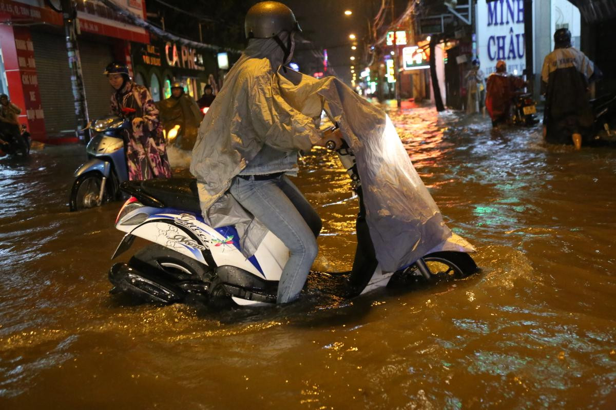 Đường phố Sài Gòn chìm trong biển nước sau mưa lớn kéo dài hơn 3 tiếng đồng hồ Ảnh 11