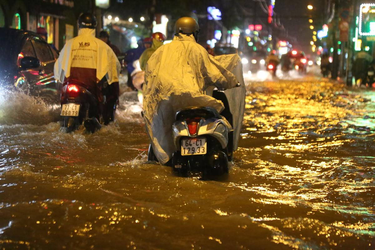 Đường phố Sài Gòn chìm trong biển nước sau mưa lớn kéo dài hơn 3 tiếng đồng hồ Ảnh 12