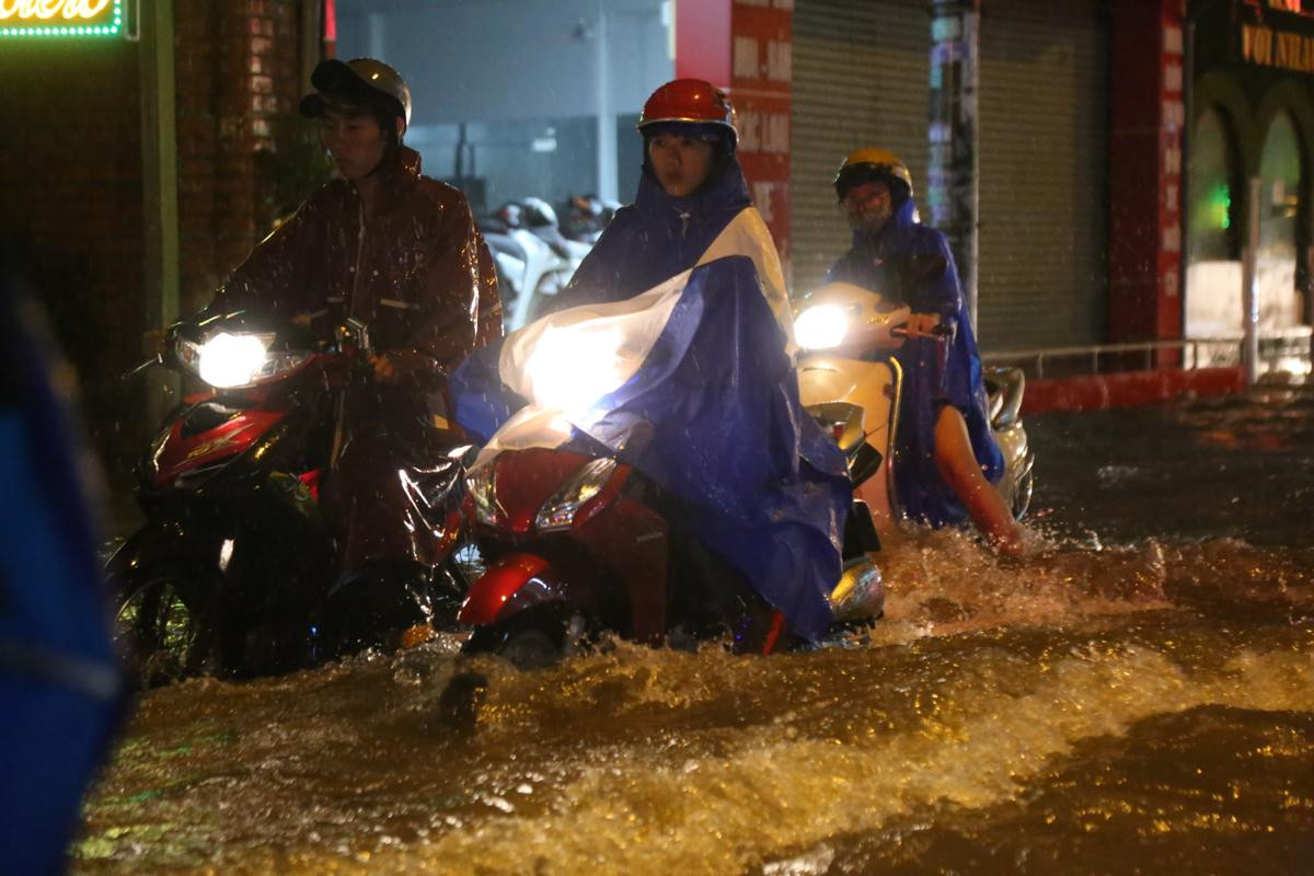 Đường phố Sài Gòn chìm trong biển nước sau mưa lớn kéo dài hơn 3 tiếng đồng hồ Ảnh 14