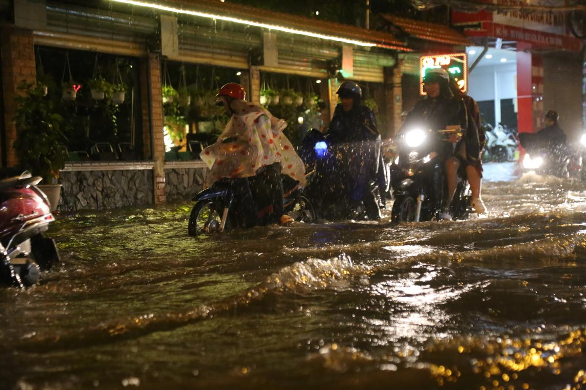 Đường phố Sài Gòn chìm trong biển nước sau mưa lớn kéo dài hơn 3 tiếng đồng hồ Ảnh 16