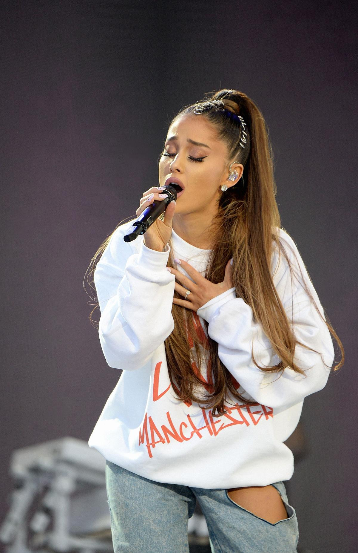 Ariana Grande 'gác lại' tour diễn Sweetener không chỉ vì bạn trai cũ quá cố Mac Miller mà còn bởi… Ảnh 2