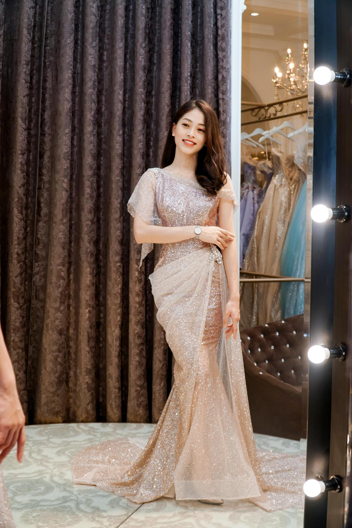 Á hậu Phương Nga xinh đẹp không góc chết khi đi chọn váy áo chuẩn bị cho Miss Grand International 2018 Ảnh 3