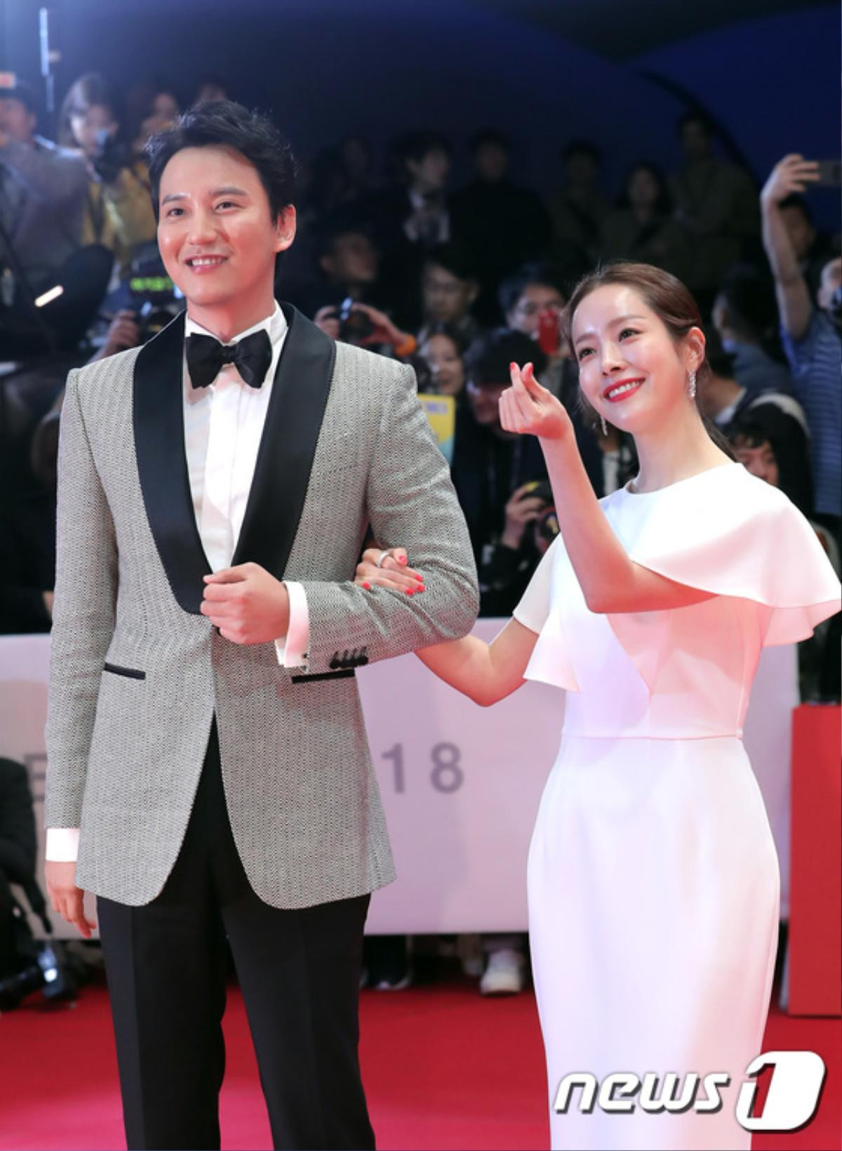 Thảm đỏ LHP Busan 2018: Tình tứ bên Kim Nam Gil, Han Ji Min bất ngờ gặp 'hội người yêu cũ' Ảnh 2