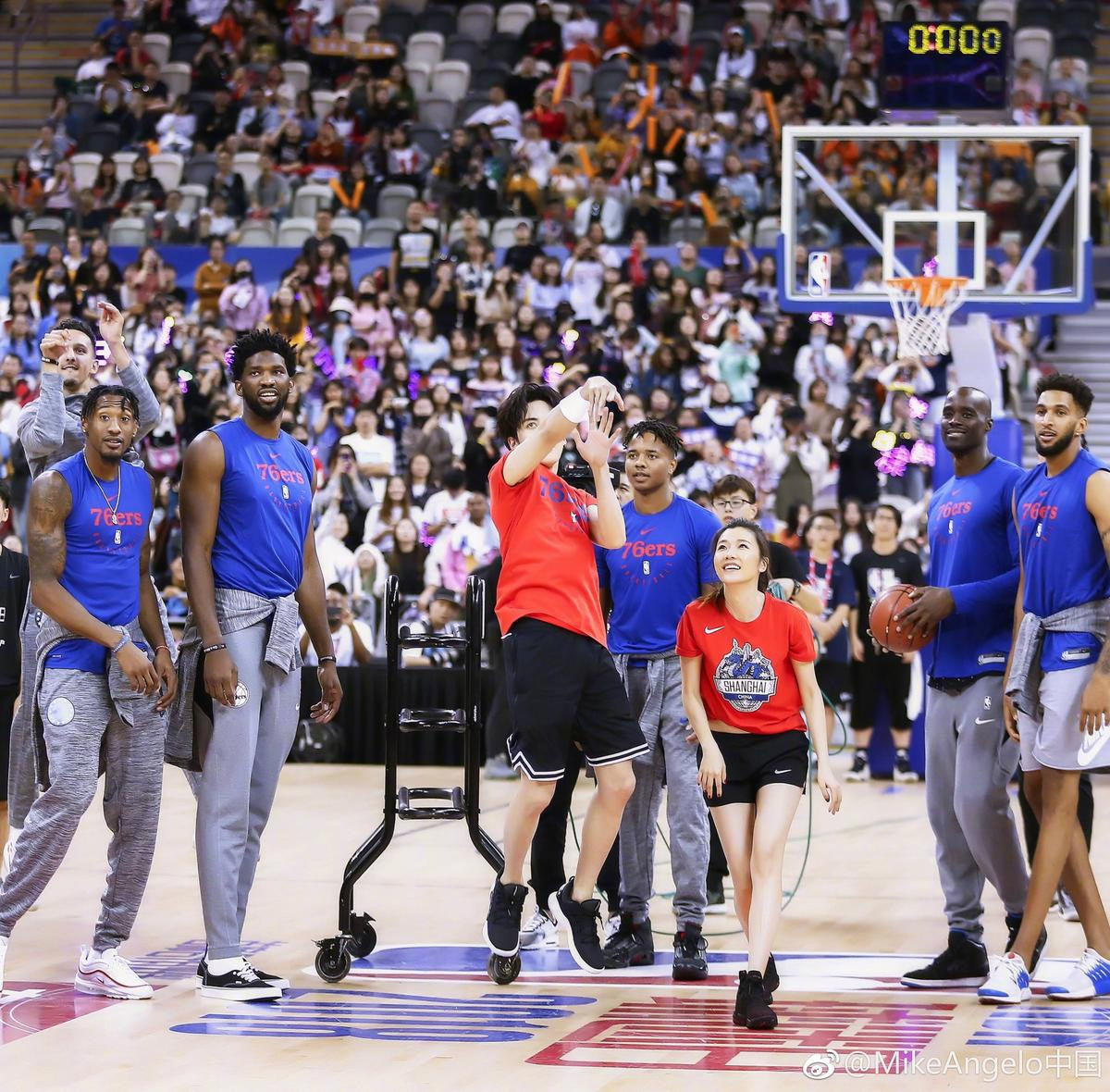 Phạm Thừa Thừa, Vương Hạc Đệ cùng Mike D.Angelo 'hút hồn' fan nữ tại giải bóng rổ NBA Ảnh 24