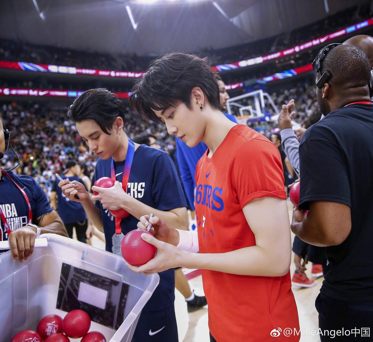 Phạm Thừa Thừa, Vương Hạc Đệ cùng Mike D.Angelo 'hút hồn' fan nữ tại giải bóng rổ NBA Ảnh 25