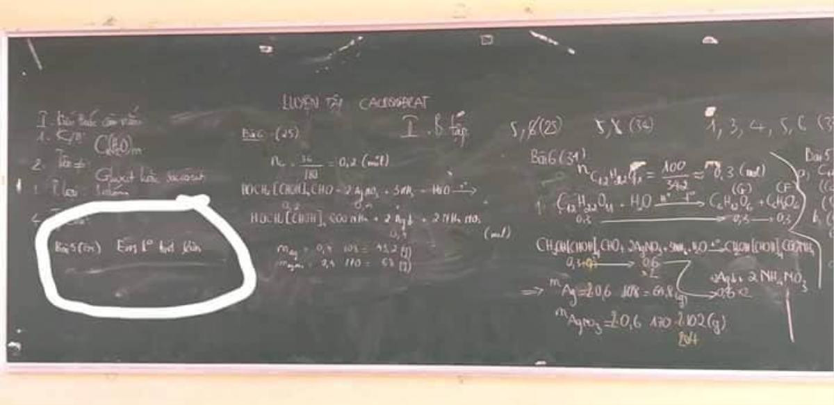 Cứ tưởng chỉ có giáo viên mới để lại lời phê 'bá đạo' nào ngờ học sinh lên bảng cũng có màn 'đối đáp' cao tay thế này đây Ảnh 2