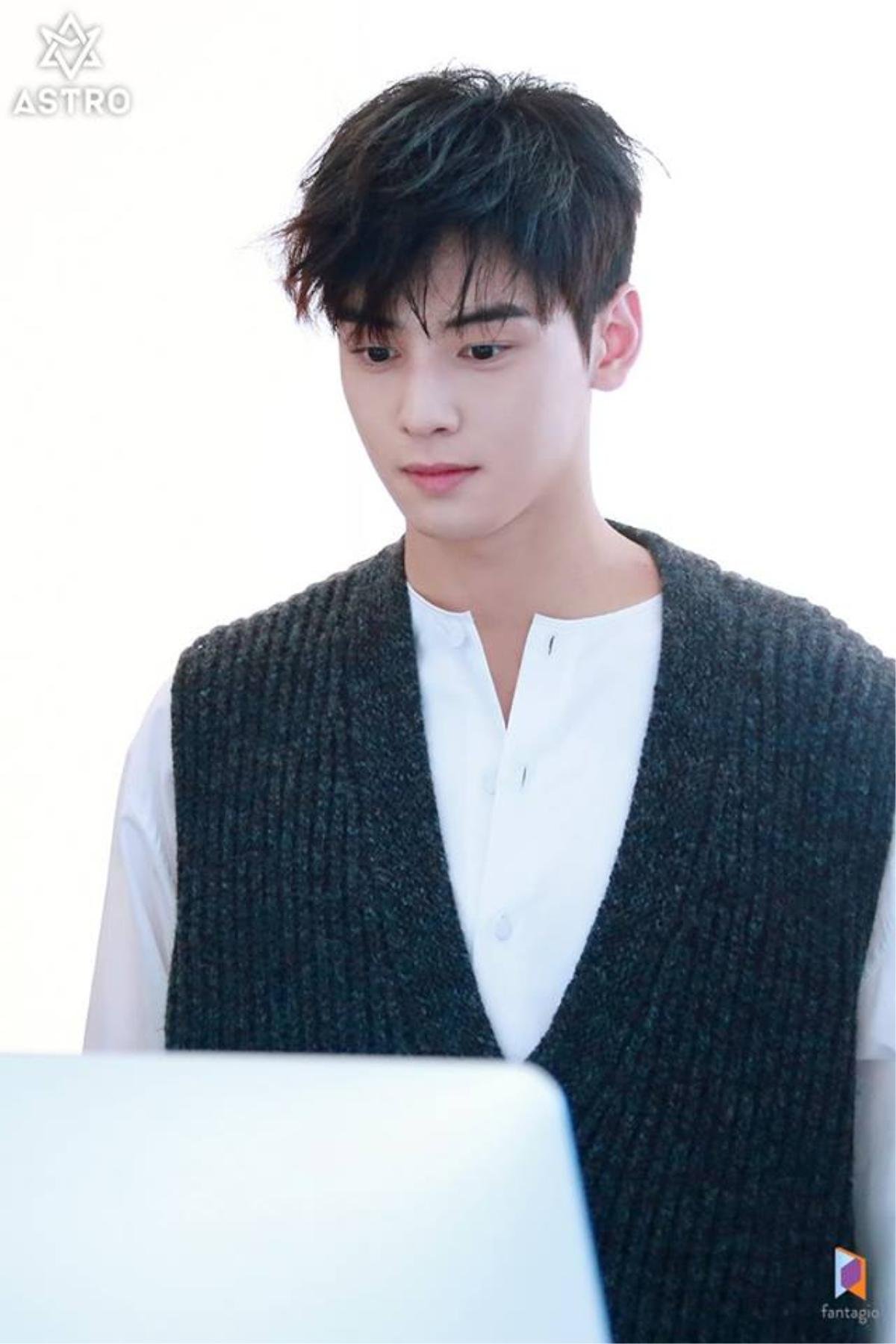 Loạt ảnh đẹp 'rụng tim' của Cha Eun Woo (ASTRO) trên tạp chí Elle Korea tháng 10 mà bạn không xem sẽ tiếc Ảnh 7