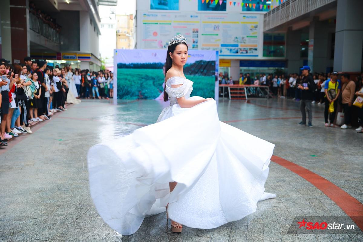 'Tròn mắt' xem nữ sinh Hutech hóa cô dâu đẹp lộng lẫy trên sàn catwalk ở sân trường Ảnh 5