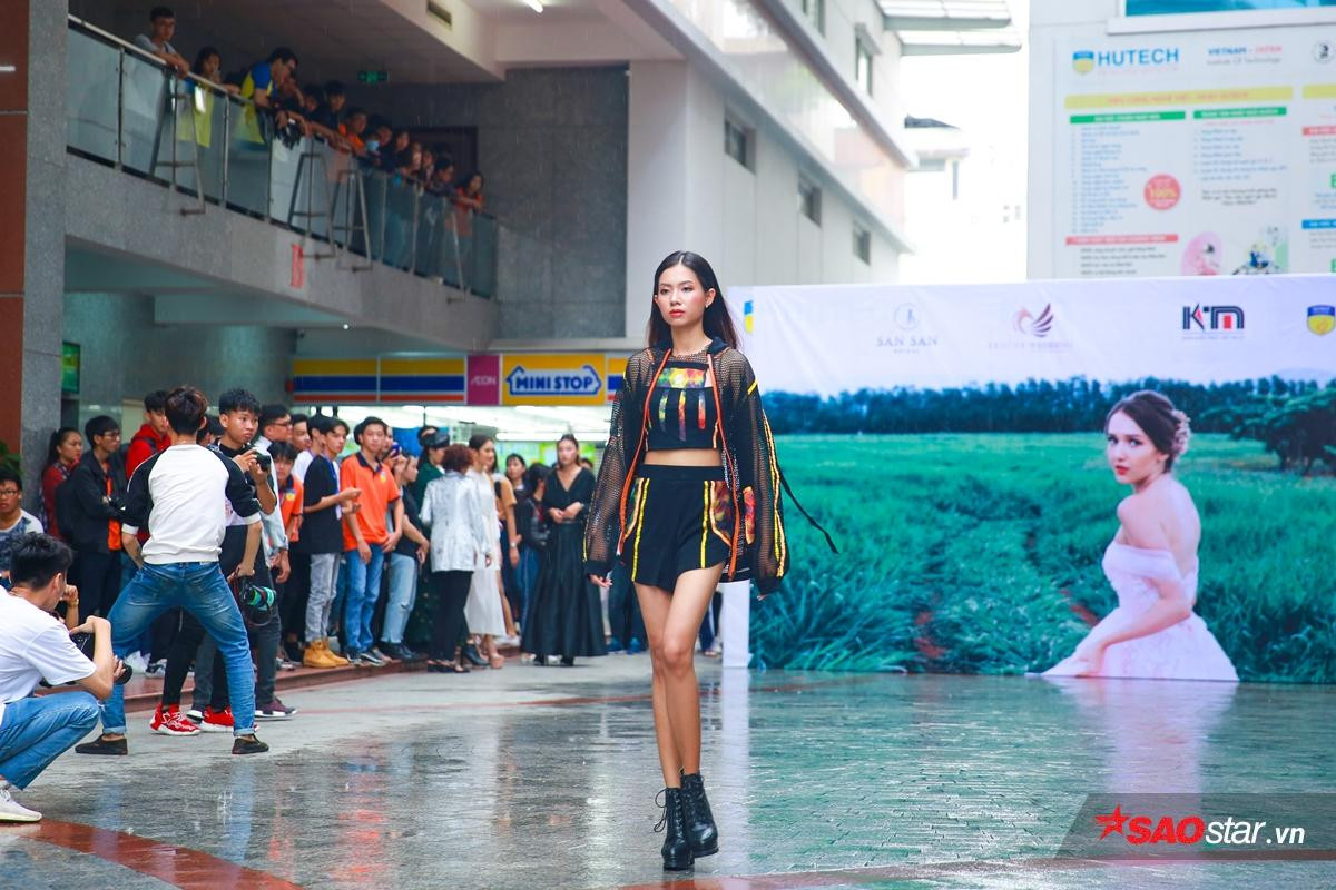 'Tròn mắt' xem nữ sinh Hutech hóa cô dâu đẹp lộng lẫy trên sàn catwalk ở sân trường Ảnh 7