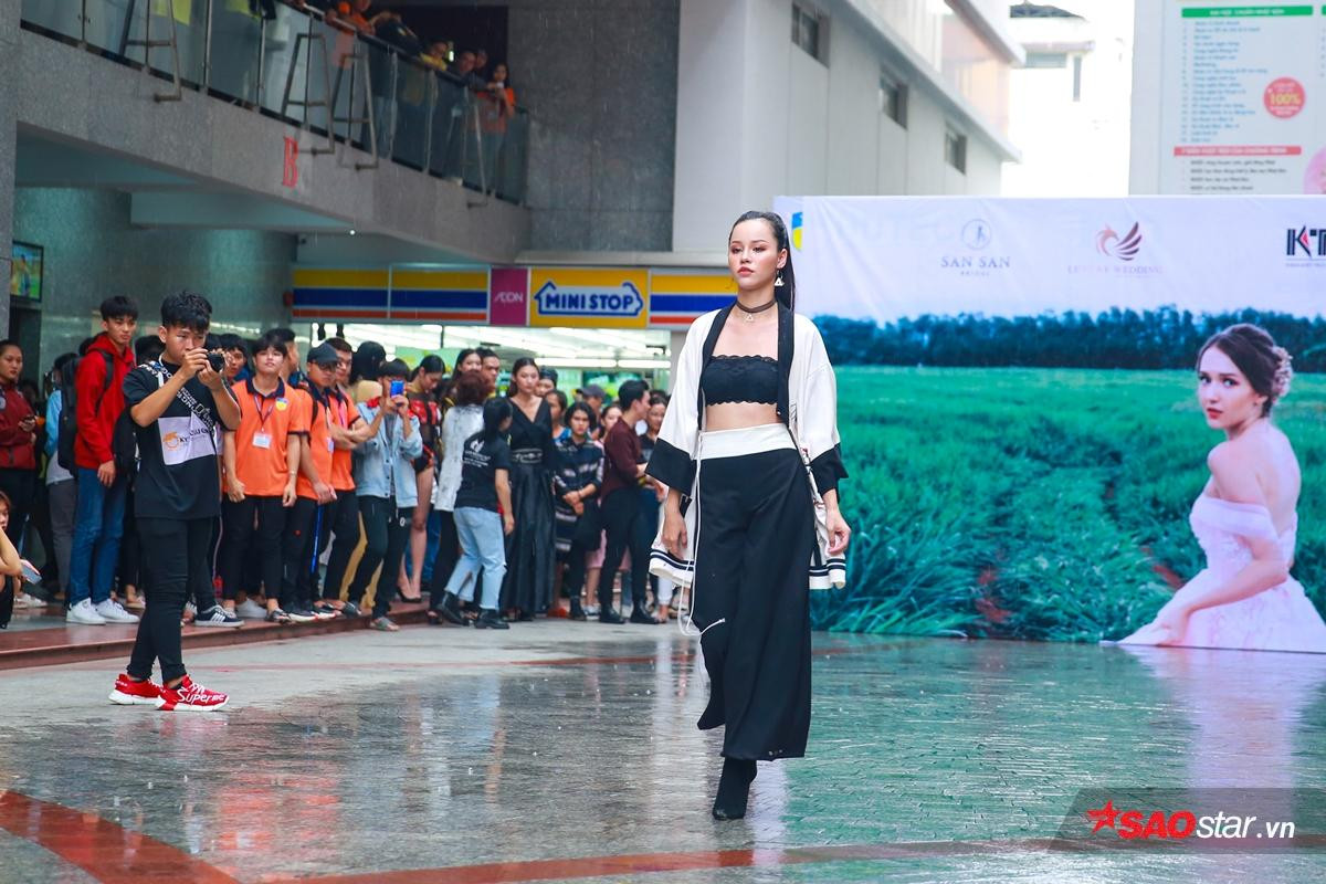 'Tròn mắt' xem nữ sinh Hutech hóa cô dâu đẹp lộng lẫy trên sàn catwalk ở sân trường Ảnh 10