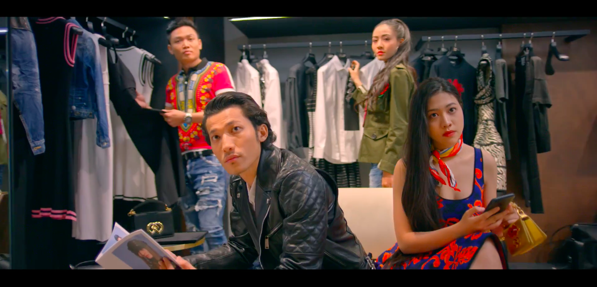 Clip ái nữ 'hội rich-kid Việt Nam' gây choáng với câu nói 'cứ lấy hết đi' khi vung tiền shopping cho trai đẹp Ảnh 3