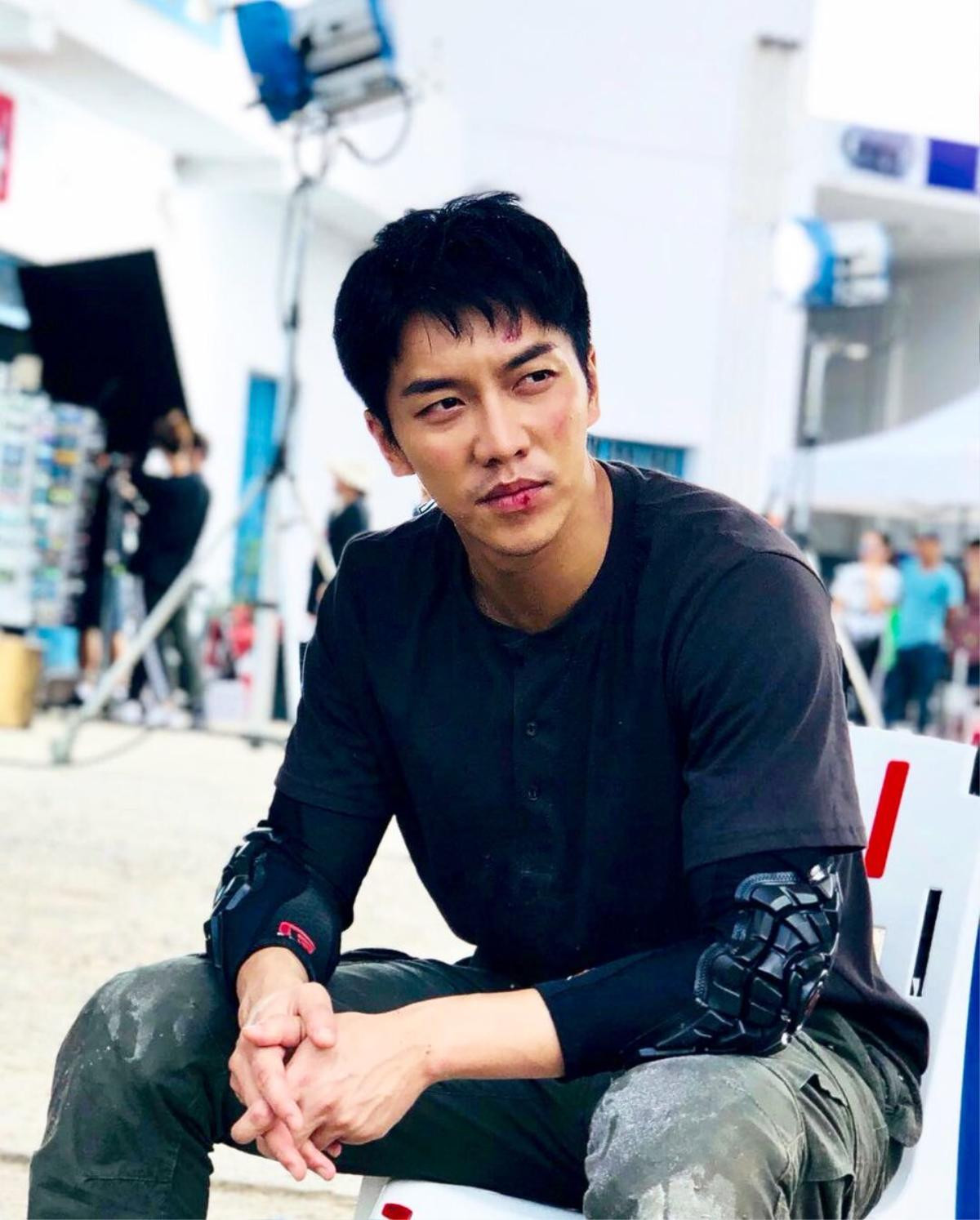 Lee Seung Gi ‘bầm dập’ trong những hình ảnh đầu tiên trên phim trường ‘Vagabond’ cùng Suzy Ảnh 5