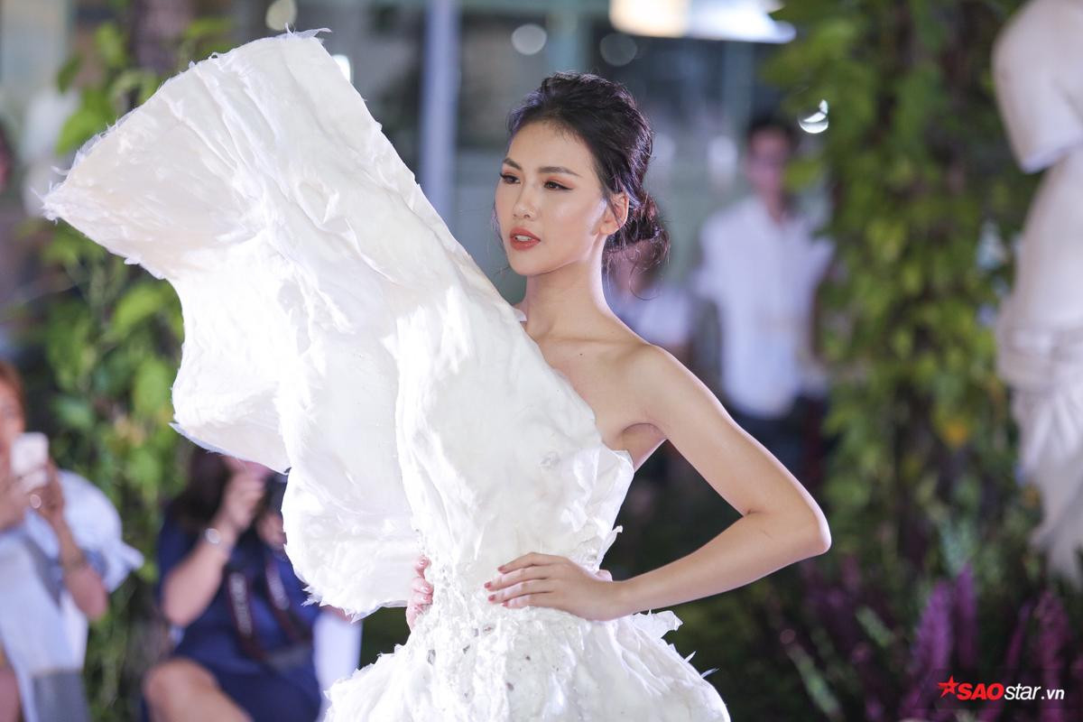 Diện váy che hết tầm nhìn, Khánh Vân-Quỳnh Hoa vẫn thể hiện trình catwalk cực đỉnh Ảnh 2