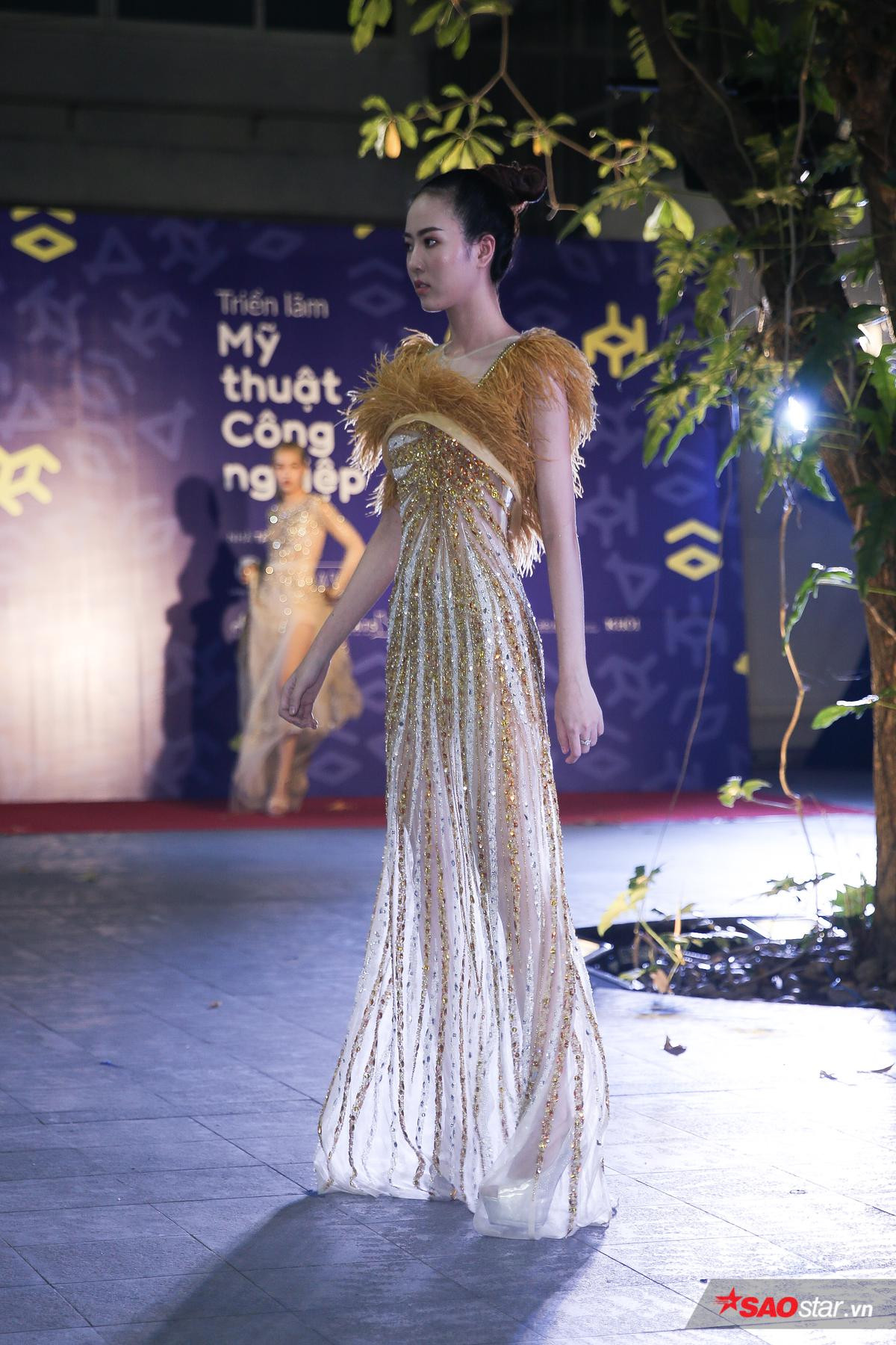 Diện váy che hết tầm nhìn, Khánh Vân-Quỳnh Hoa vẫn thể hiện trình catwalk cực đỉnh Ảnh 19