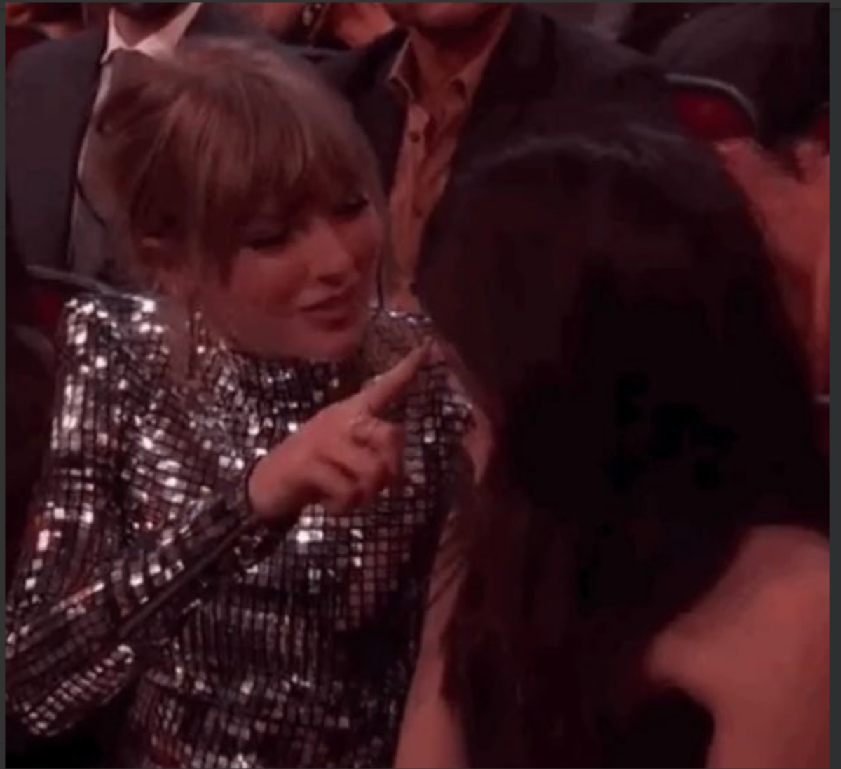 Loạt khoảnh khắc ngọt lịm đốn tim fan tại AMAs 2018: Camila Cabello nũng nịu dụi đầu vào Taylor Swift! Ảnh 2