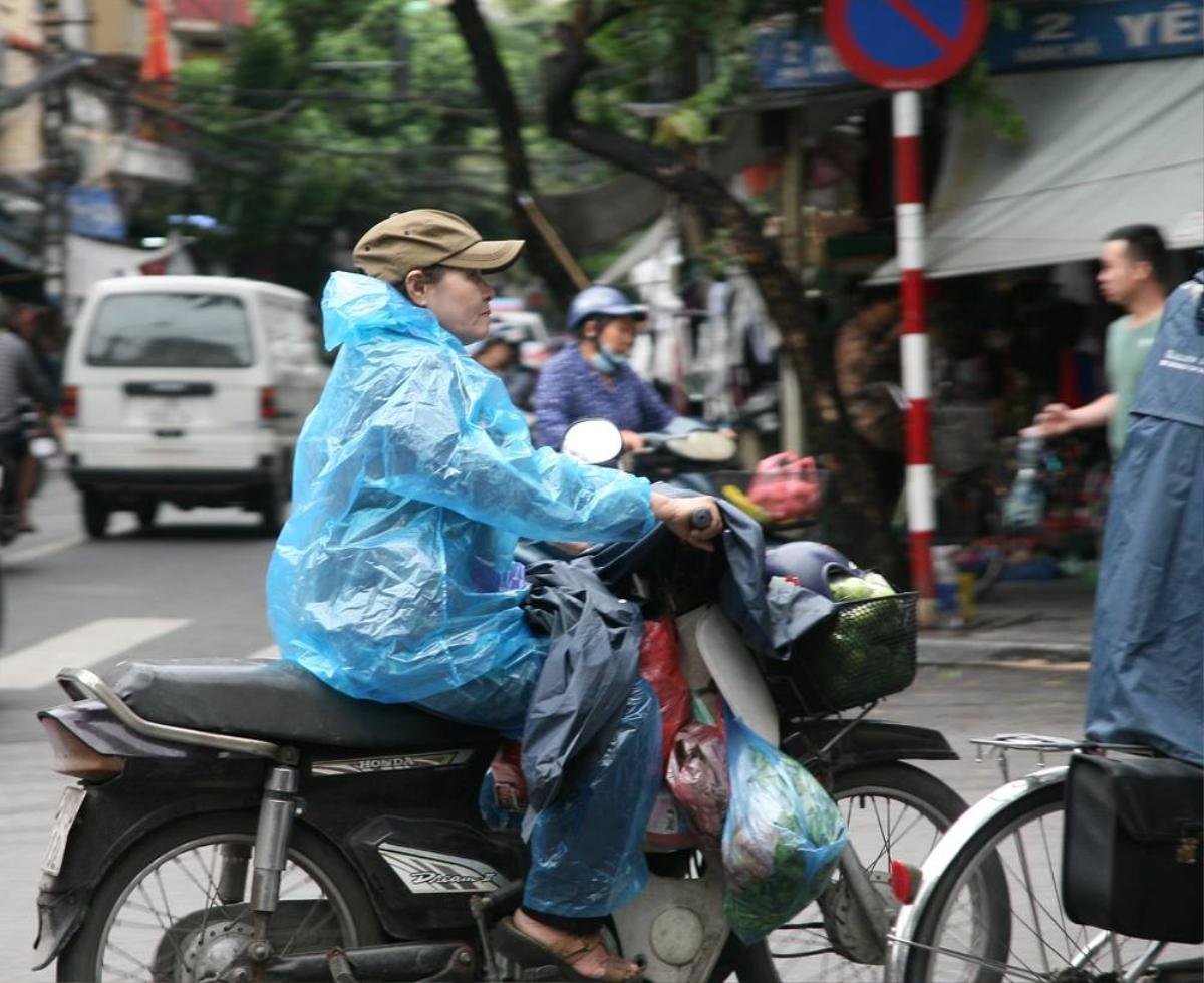 Người Hà Nội co ro trong gió lạnh đầu mùa Ảnh 3