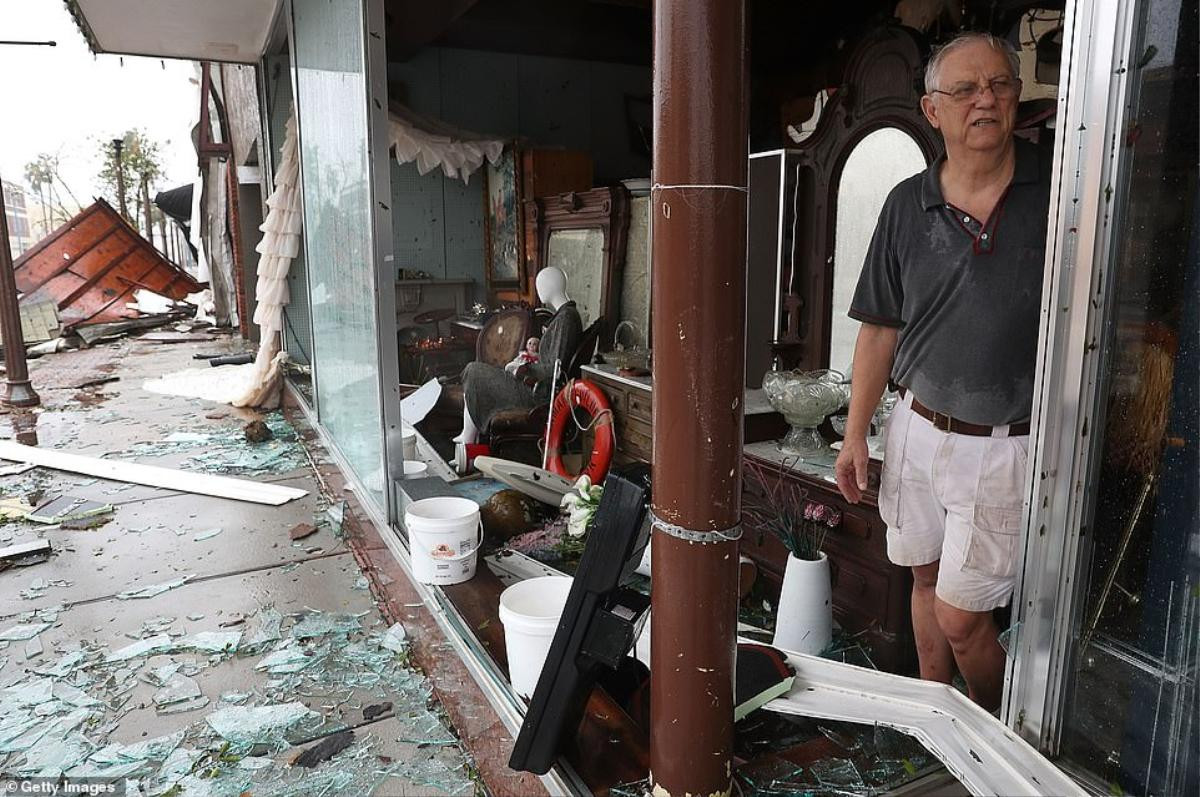 Bão Michael đang quần thảo nước Mỹ: Gió mạnh thổi bay cửa sổ, mưa lớn gây ngập nhiều khu vực Ảnh 9