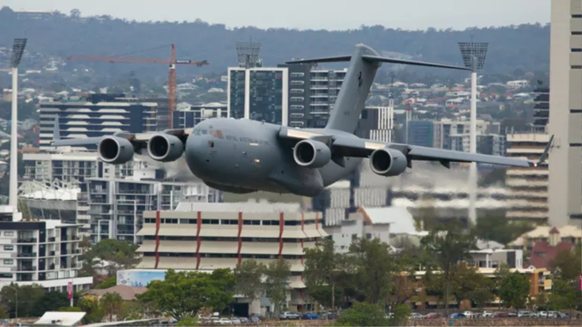 Kinh hãi cảnh Boeing C-17 bay 'như xuyên qua nhà cao tầng' trong lòng thành phố Ảnh 2