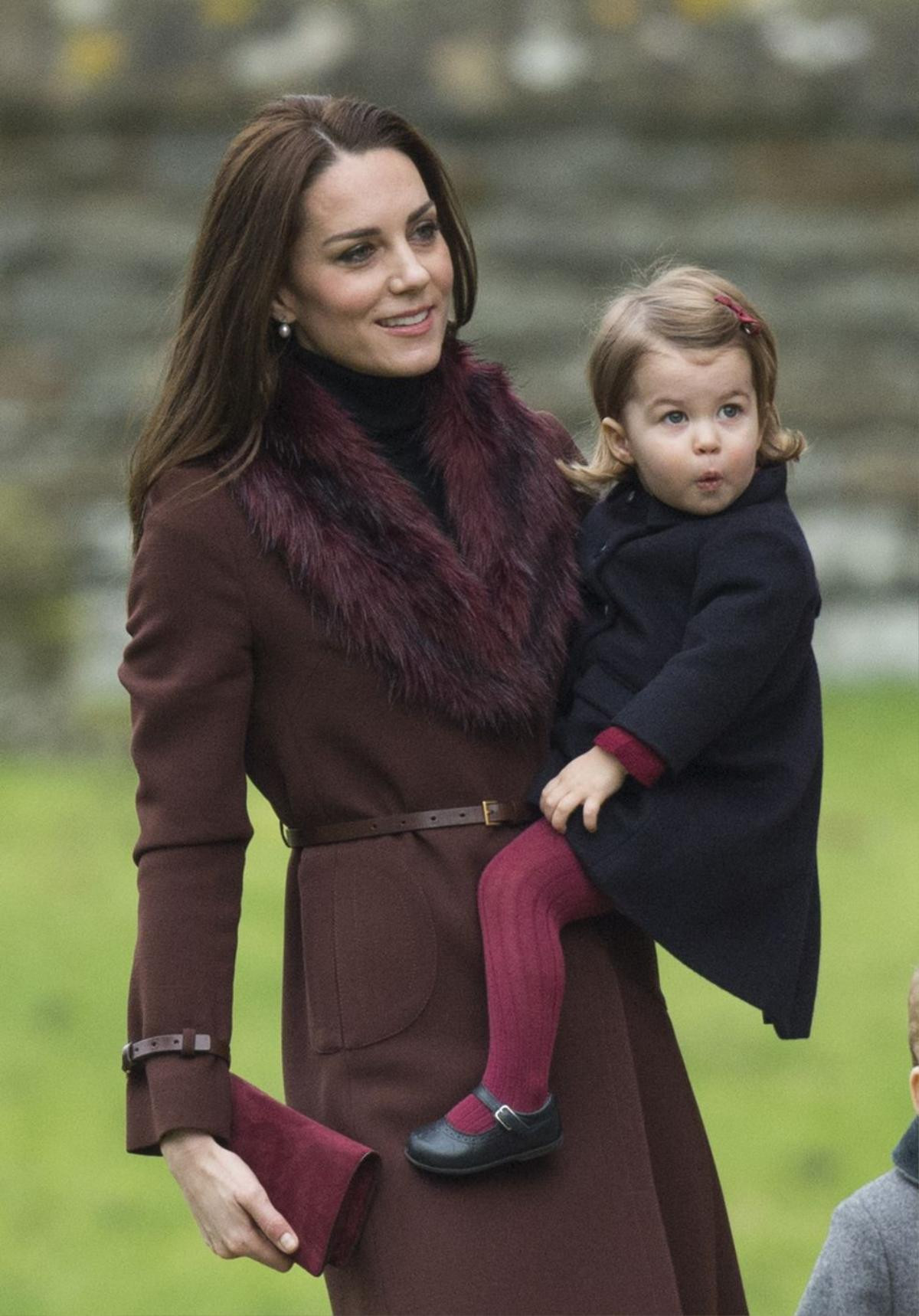 Thời trang đôi 'ngọt lịm tim' của công nương Kate Middleton và con gái Ảnh 4