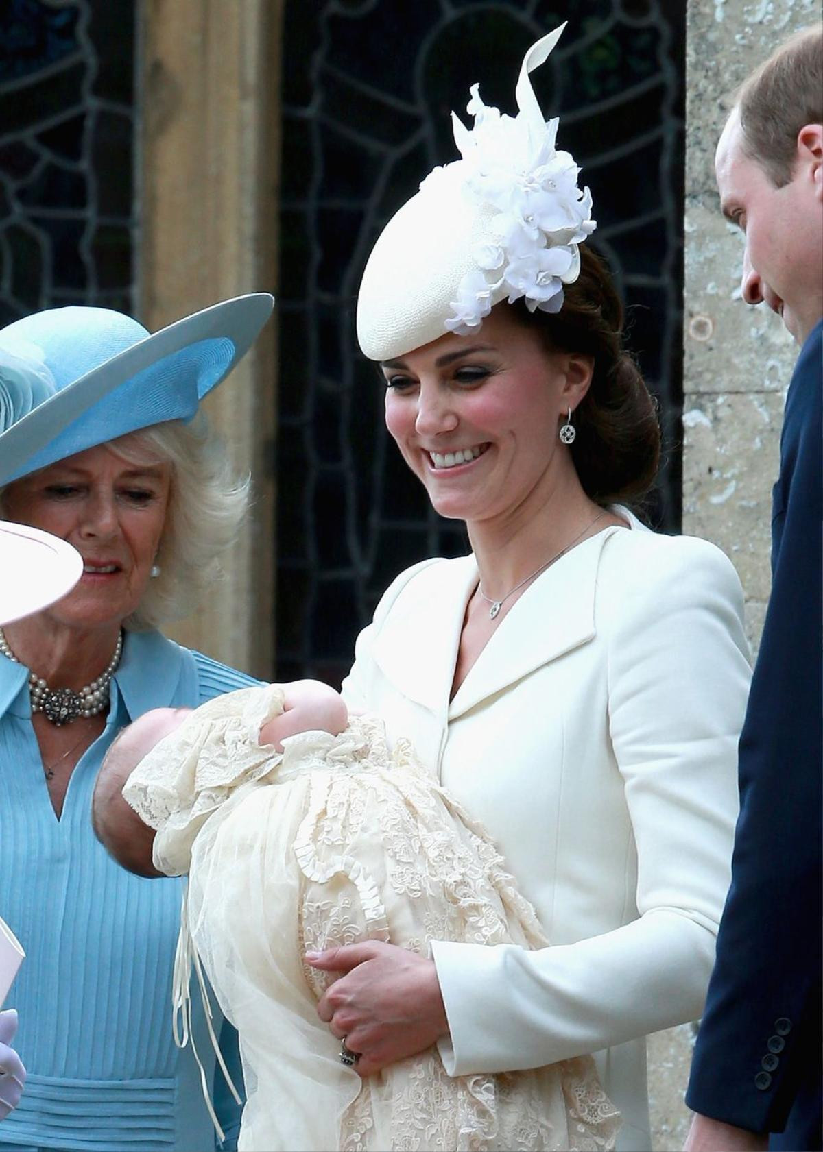 Thời trang đôi 'ngọt lịm tim' của công nương Kate Middleton và con gái Ảnh 1