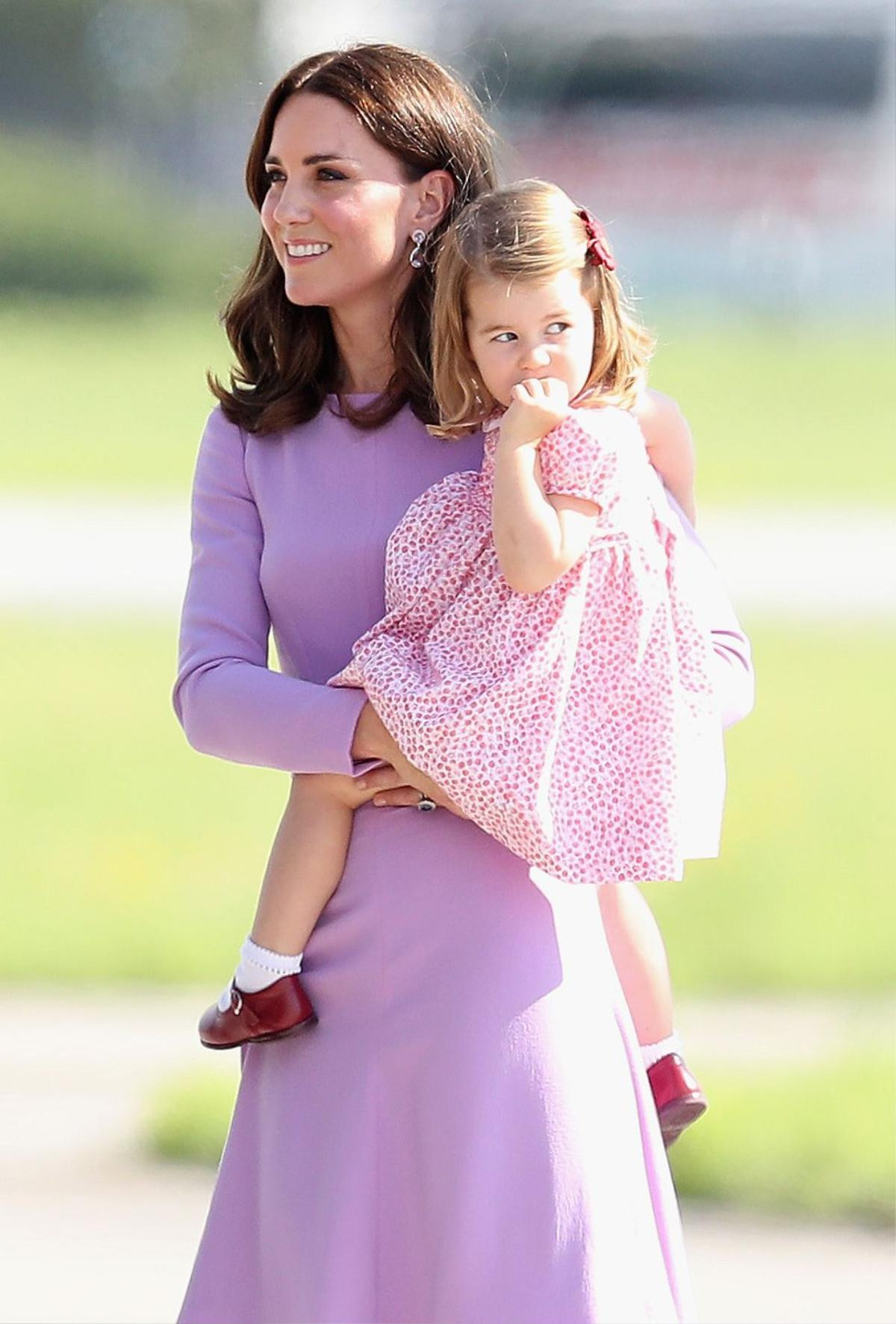 Thời trang đôi 'ngọt lịm tim' của công nương Kate Middleton và con gái Ảnh 7