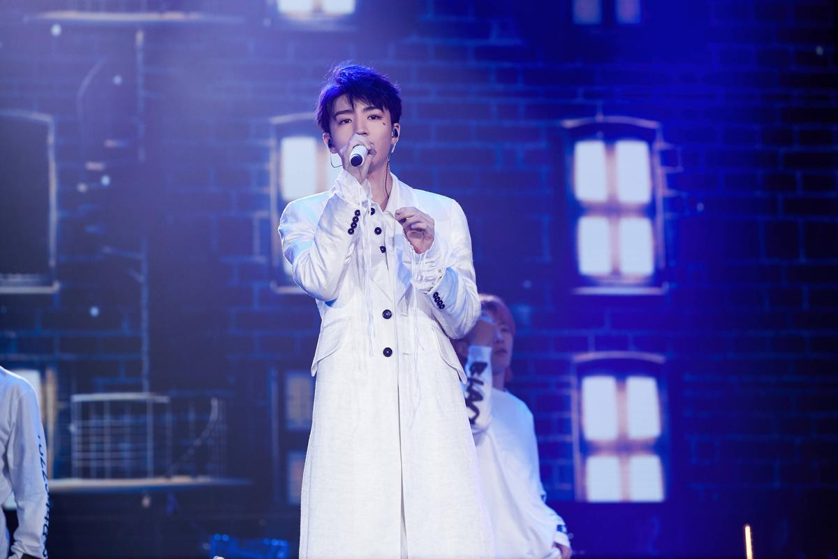 Vương Tuấn Khải (TFBOYS) gây 'sốt' với đầu đinh, thần thái đỉnh trong loạt ảnh ngày bé Ảnh 2