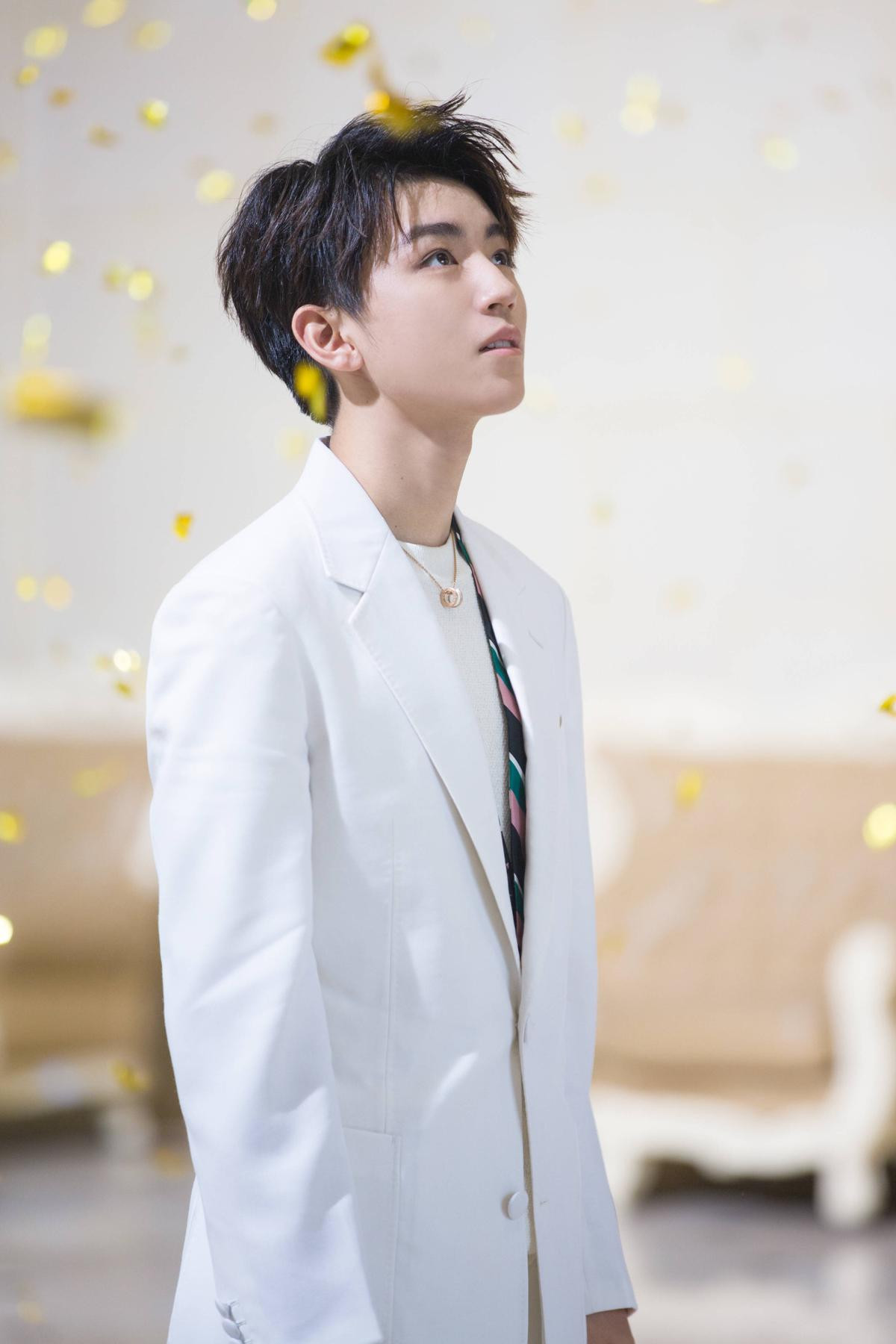 Vương Tuấn Khải (TFBOYS) gây 'sốt' với đầu đinh, thần thái đỉnh trong loạt ảnh ngày bé Ảnh 13