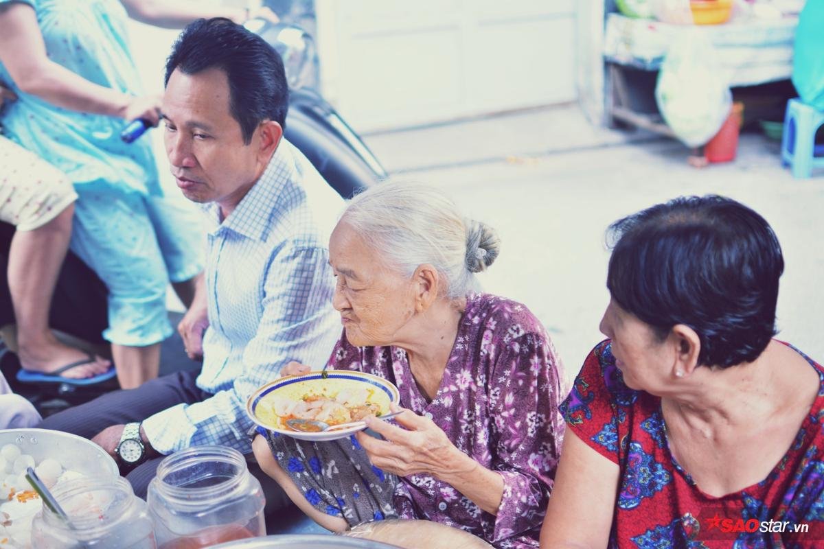 Chuyện dì Gái dễ thương nhất Sài Gòn, bán thì thêm quên cho luôn: 'Kệ đi, tiền bạc có gì đâu, miễn người ta vui là được!' Ảnh 3