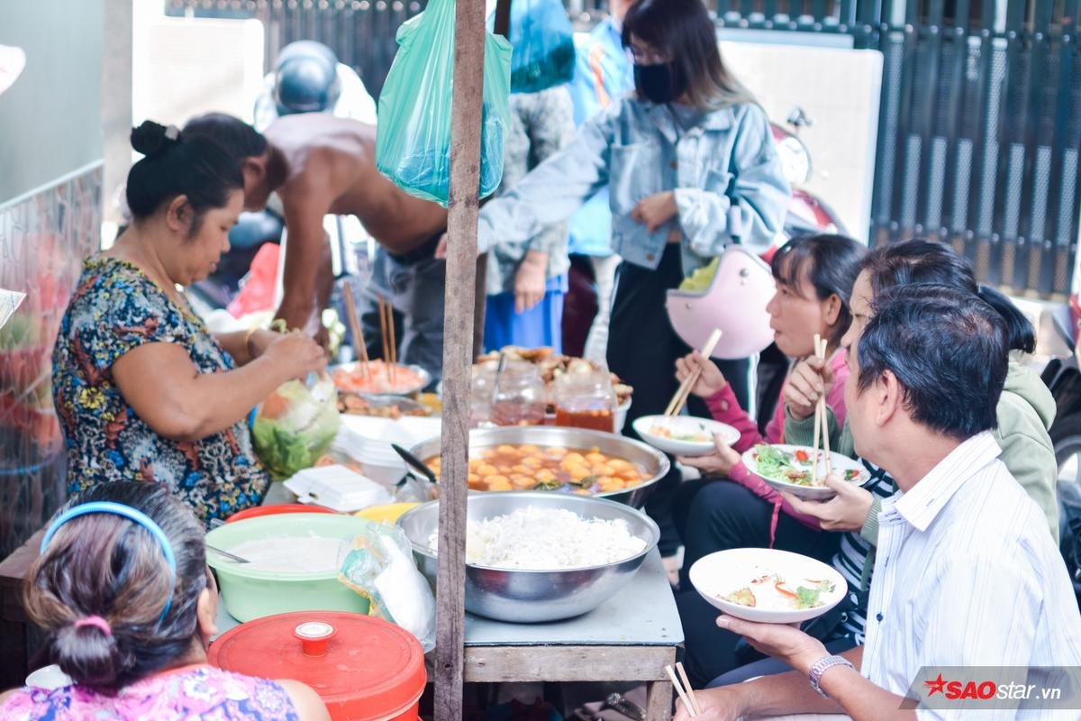 Chuyện dì Gái dễ thương nhất Sài Gòn, bán thì thêm quên cho luôn: 'Kệ đi, tiền bạc có gì đâu, miễn người ta vui là được!' Ảnh 2